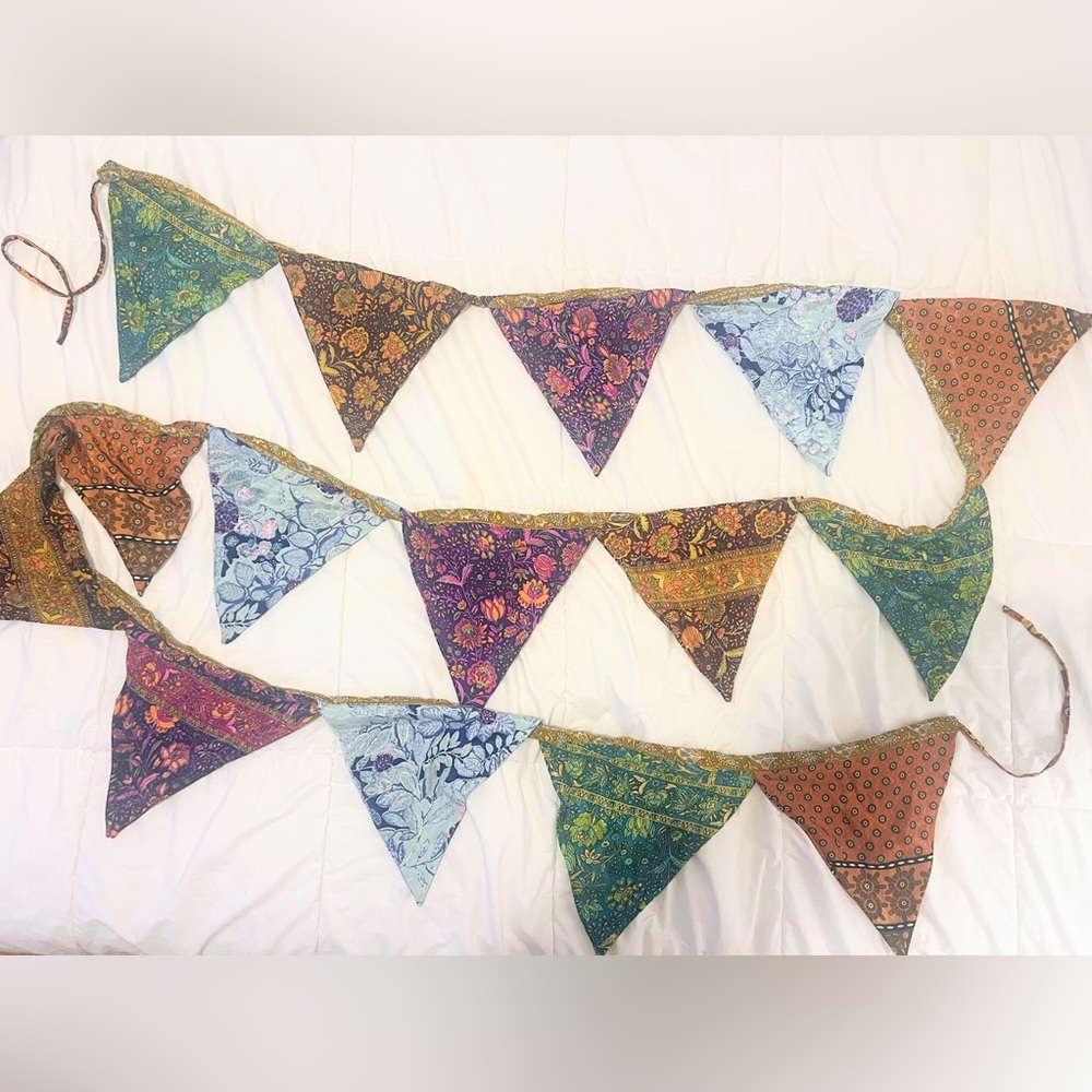 Silky Pennant Flag Garland
